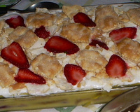 Pavê de morango com biscoito folhado