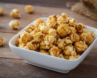 Pipoca doce caramelizada com mel: faz rapidinho no micro-ondas, sem óleo!