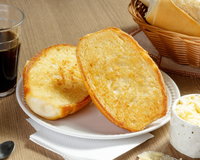 Hábito queridinho dos brasileiros é um verdadeiro terror nutricional: os perigos de comer pão com manteiga de manhã