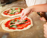 Descubra como é feita a verdadeira pizza italiana