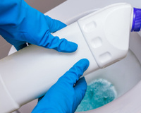 Banheiro não precisa ser lavado com água sanitária: a realidade polêmica que Dr. Bactéria alerta!