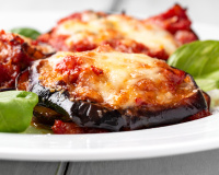 Eu faço toda semana esse jantar rápido e saboroso de berinjela à napolitana: receita gratinada vai fazer sucesso na sua família