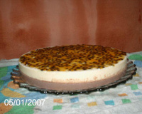 Bolo de chocolate com mousse de maracujá