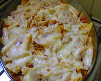 Penne com tirinhas de calabresa defumada ao molho branco e vermelho