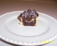 Cupcakes de baunilha cobertos e recheados com ganache