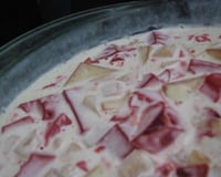 Gelatina colorida com pêssego em calda