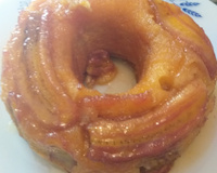 Bolo de banana com calda