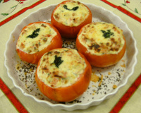 Tomates recheados com queijo colonial, molho branco especial, calabresa e milho verde