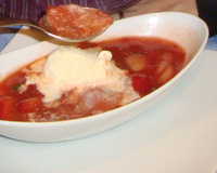 Sopa de morangos, manjericão e tomilho com sorvete de creme