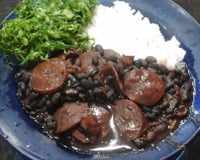 Feijão com bacon e calabresa