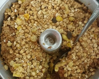 Torta integral de banana com granola