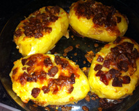 Batata recheada com bacon e requeijão