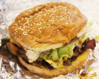 Descobri por que o hambúrguer que peço no iFood parece suculento, mas chega murcho na minha casa