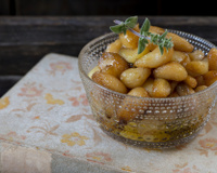 Alho confitado: como fazer o acompanhamento perfeito para torradas, saladas e carnes