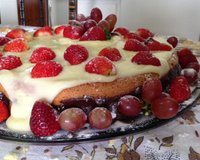 Naked cake com brigadeiros e frutas