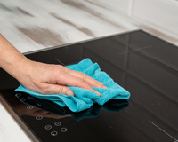 Descobri como remover marcas de queimado do vidro meu cooktop com um ingrediente simples que todo mundo tem em casa