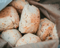 Pãozinho salgado de farinha de mandioca no cesto