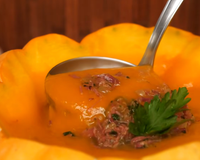 Parece de restaurante: como fazer sopa de abóbora cremosa com carne seca servida na própria casca, um passo a passo fácil para um jantar especial