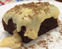 Bolo de oreo com cobertura de leite ninho é a sobremesa DELICIOSA que vai deixar todo mundo querendo mais!