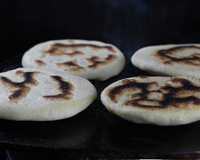 O melhor pãozinho de aveia de frigideira que eu já fiz usa um ingrediente secreto para deixá-lo ainda mais gostoso