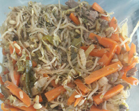 Carne com legumes e shoyo