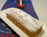 Bolo de canela com recheio e cobertura de doce de leite