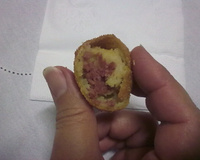 Bolinho de calabresa com queijo