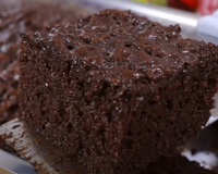 Esse é o bolo de chocolate mais molhadinho do mundo, bem chocolatudo e com uma calda irresistível: nem precisa tirar da forma que vai acabar rapidinho