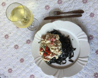 Massa Negra ao molho de camarões