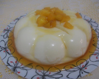 Manjar de coco com calda de pêssegos