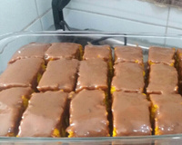 Bolo de cenoura com cobertura de caramelo