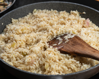 Os chefs concordam: "Tostar os grãos de arroz com manteiga ou azeite antes de adicionar água realça o seu sabor"