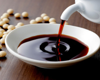 Muito além do sushi: 5 formas inesperadas de usar shoyu na cozinha do dia a dia