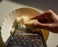 Aprenda como ralar queijo mole com um truque simples e SUPERFÁCIL!