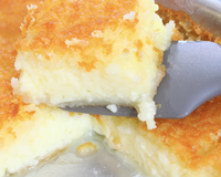 Nem bolo de fubá, nem bolo de cenoura: esse bolo de coco cremoso é o maior sucesso no café da tarde aqui de casa