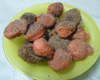 Bolinho de chuva com canela, chocolate e morango