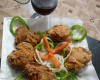 Coxa e sobrecoxa crocantes com arroz branco