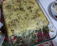 Lasanha de brócolis com creme de cebola