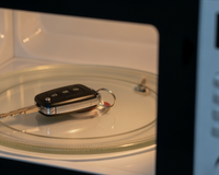 O truque antifurto mais inesperado: segundo a ciência, você deve colocar a chave do seu carro no micro-ondas!