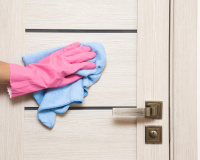 Como limpar portas internas e externas de casa: truques e etapas indispensáveis para a limpeza de acordo com o tipo de porta