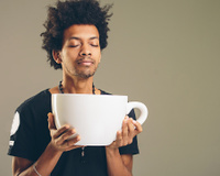 5 erros mais comuns ao beber café podem afetar o coração, a digestão, o sono e até a absorção de nutrientes, comprovados pela ciência