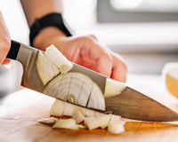 Truque para cortar cebola sem chorar: a ciência explica por que esse método realmente funciona