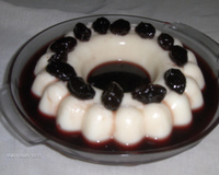 Manjar de coco com calda de vinho