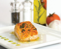 Salmão com molho de manteiga e alcaparras