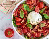 Essa salada de tomate prova que o simples bem feito pode mudar completamente o sabor do seu almoço