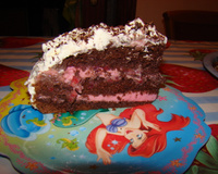 Bolo de chocolate com recheio de morango