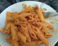 Macarrão delicioso com brócolis e frango