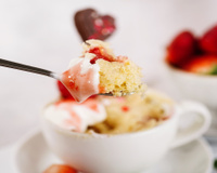 Pronto em 2 minutos: bolo de morango na caneca rápido e delicioso sem forno e sem complicação