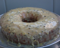 Bolo de iogurte com calda de maracujá