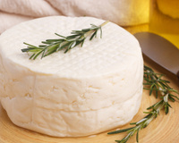 Como fazer queijo caseiro: confira 2 receitas práticas